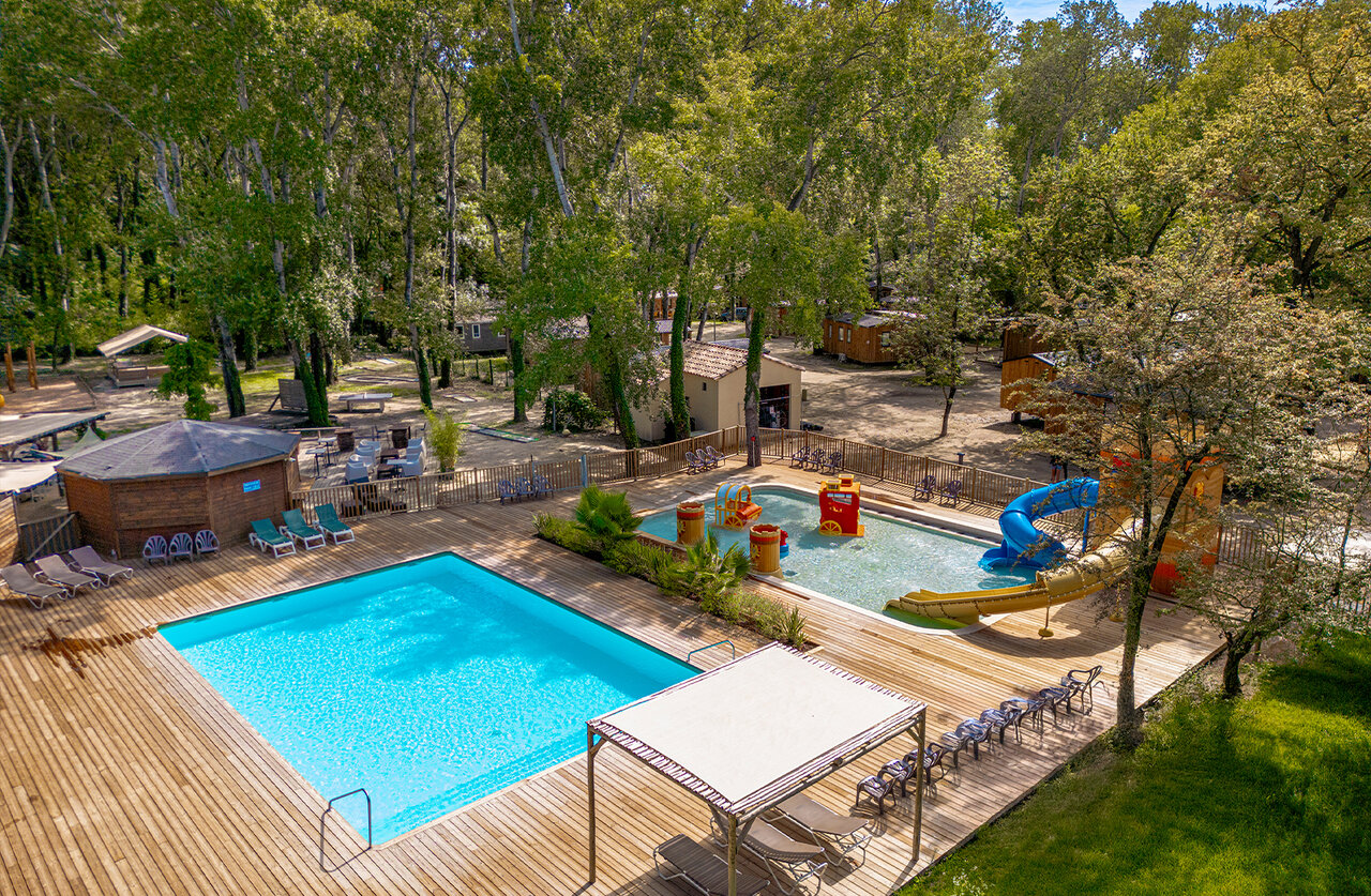 Waterpark met zwembad, peuterbad, glijbanen op camping CLICOCHIC Art de Vivre.