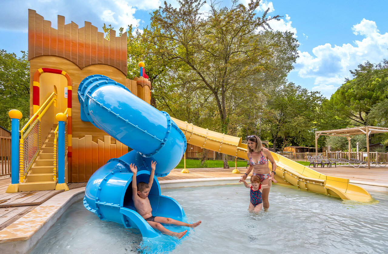 Waterglijbanen en kinderzwembad op camping CLICOCHIC in Ch�teauneuf du Pape.