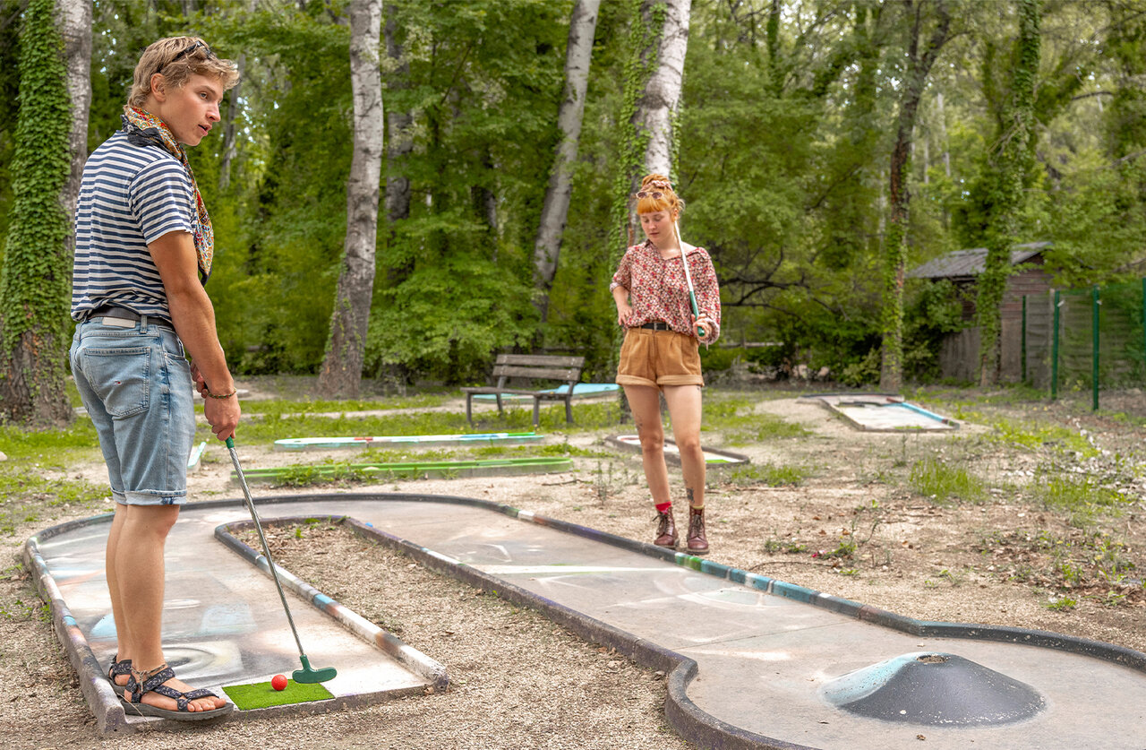Minigolf op camping CLICOCHIC Art de Vivre in Ch�teauneuf du Pape (84).