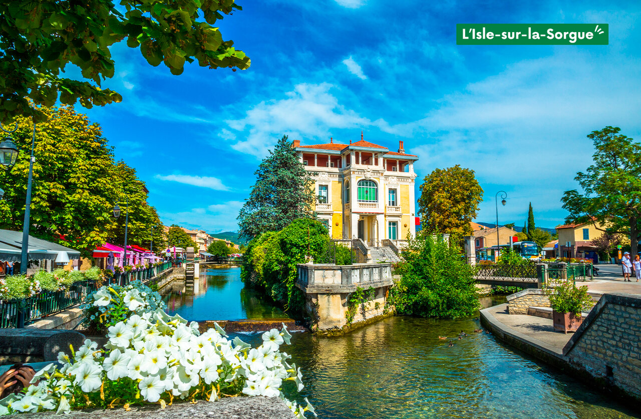 L'Isle-sur-la-Sorgue, Proven�aalse stad met kanalen, historische gebouwen en bloemen.
