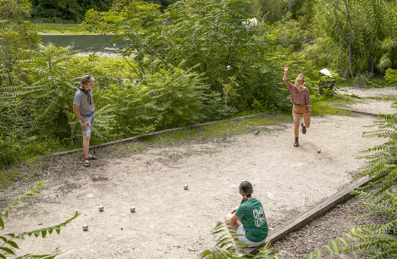 Petanque, spelers op camping CLICOCHIC Art de Vivre in Ch�teauneuf du Pape (84).