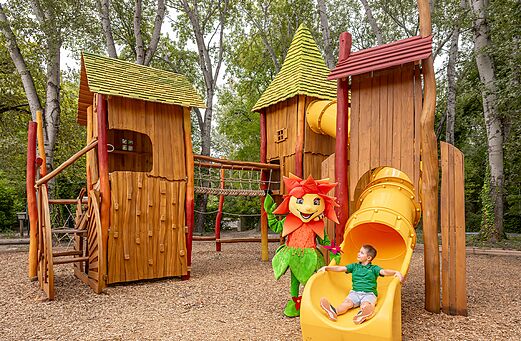 Houten speeltuin, glijbanen, kind en mascotte op camping CLICOCHIC Art de Vivre in Ch�teauneuf du Pape (84).