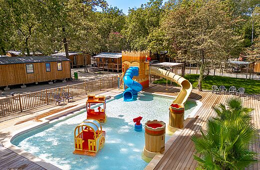 Zwembad, glijbanen en waterspellen op camping CLICOCHIC Art de Vivre in Châteauneuf du Pape.
