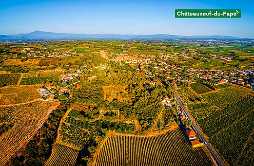 Luchtfoto van het dorp Châteauneuf-du-Pape en zijn wijngaarden in de Provence.