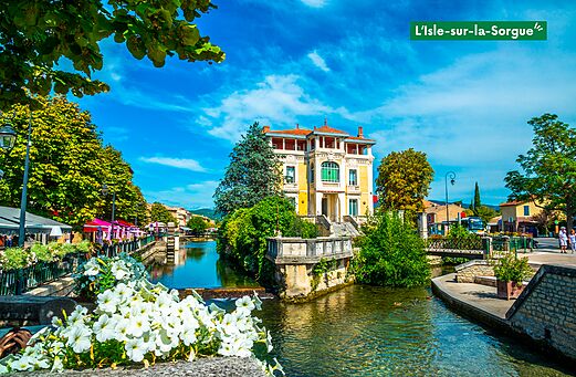 L'Isle-sur-la-Sorgue, charmante Provençaalse stad met kanalen en oude huizen.