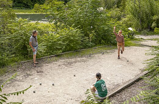 Petanquebaan met spelers op camping CLICOCHIC Art de Vivre in Châteauneuf du Pape (84).