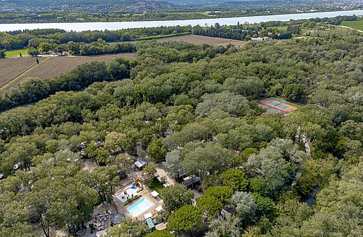 Luchtfoto van de camping met zwembad en tennis op camping CLICOCHIC Art de Vivre in Châteauneuf du Pape (84).