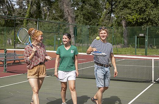 Tenniswedstrijd op camping CLICOCHIC Art de Vivre in Ch�teauneuf du Pape.