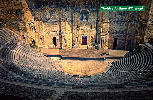 Antiek Theater van Orange, historisch Romeins monument te bezoeken in de Provence.