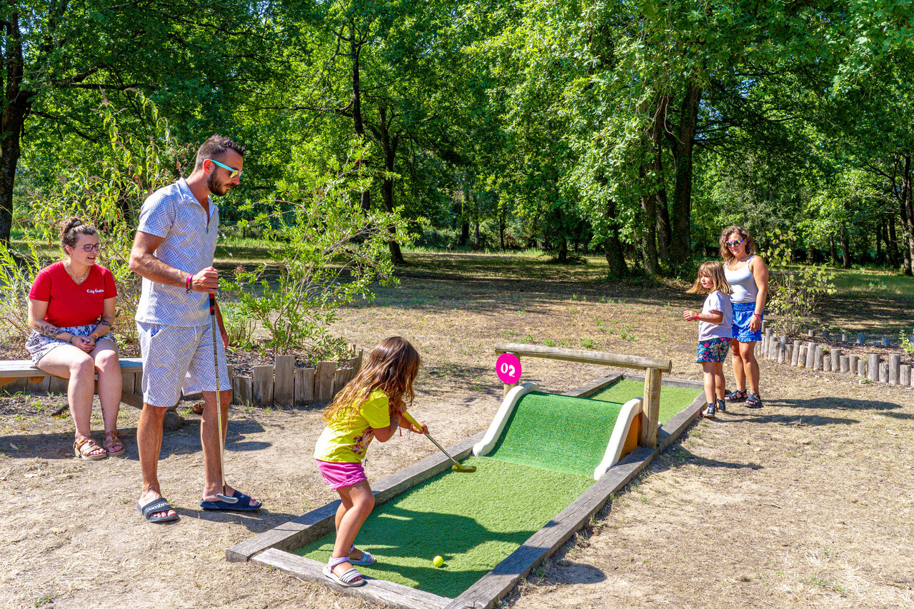 Familie minigolf op CAPFUN Atlantique Parc in Les Mathes / La Palmyre (17).