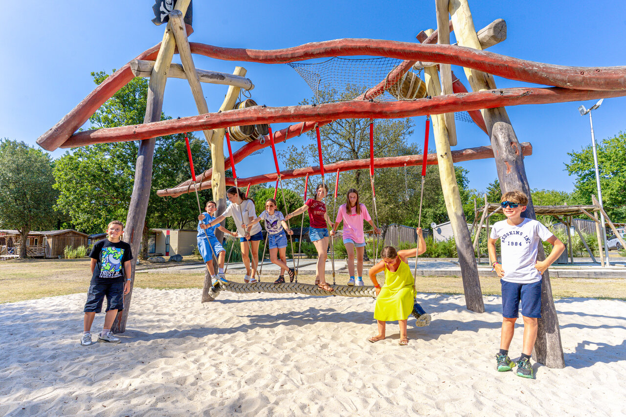 Houten speeltuin voor kinderen op camping CAPFUN Atlantique Parc, Les Mathes.