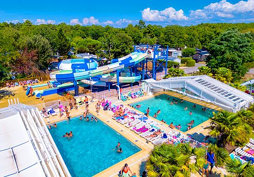 Waterglijbanen en buitenzwembaden op camping CAPFUN Atlantique Parc in Les Mathes / La Palmyre (17).