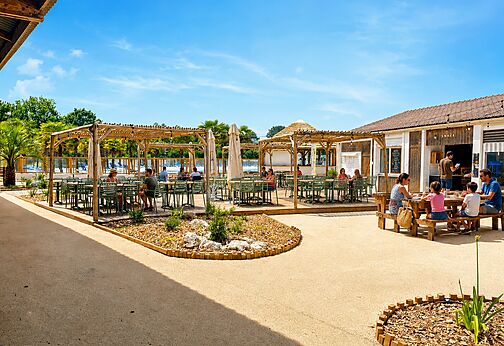 Zonnig terras van het restaurant en snackbar op camping CAPFUN Atlantique Parc in Les Mathes / La Palmyre (17).