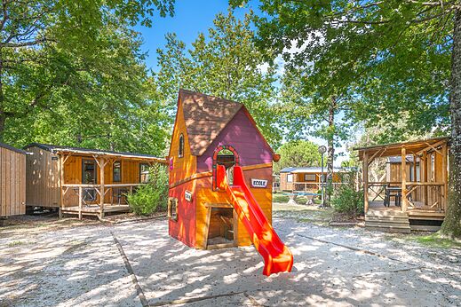 Speeltuin met speelhuisje en glijbaan op camping CAPFUN Atlantique Parc in Les Mathes / La Palmyre (17).