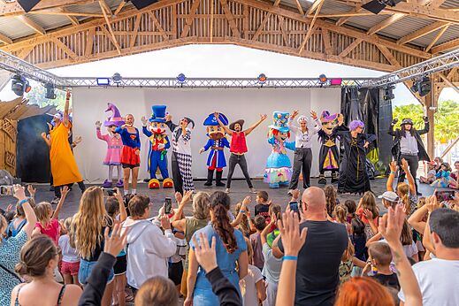 Animatieshow met mascottes en artiesten op podium op camping CAPFUN Atlantique Parc in Les Mathes / La Palmyre (17).