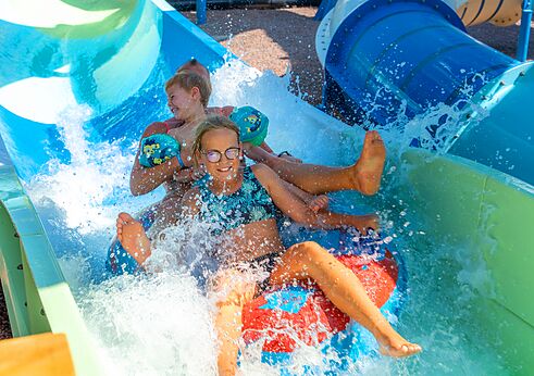 Reusachtige waterglijbaan, lachende familie op camping CAPFUN Atlantique Parc (17).