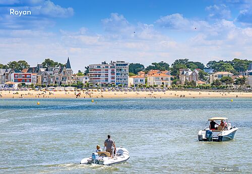 Strand van Royan met boten en gebouwen aan zee, Charente-Maritime.