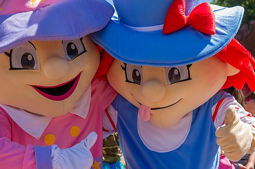 Kleurrijke mascottes animeren kinderactiviteiten op camping CAPFUN Atlantique Parc in Les Mathes / La Palmyre (17).