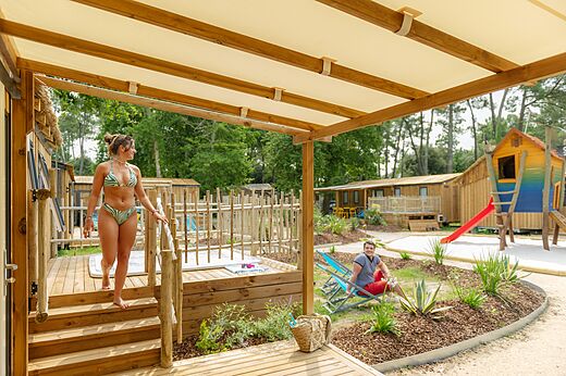 Terras van stacaravan en speeltuin op camping CAPFUN Atlantique Parc in Les Mathes / La Palmyre (17).