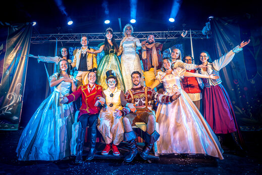 Artiesten in kostuums op podium voor animatieshow op camping CAPFUN Atlantique Parc in Les Mathes / La Palmyre (17).