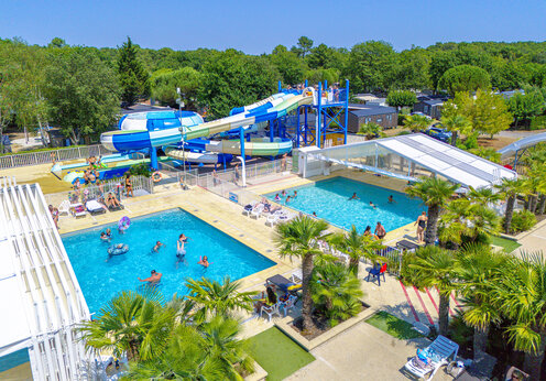Buitenbaden en waterglijbanen op camping CAPFUN Atlantique Parc in Les Mathes / La Palmyre.