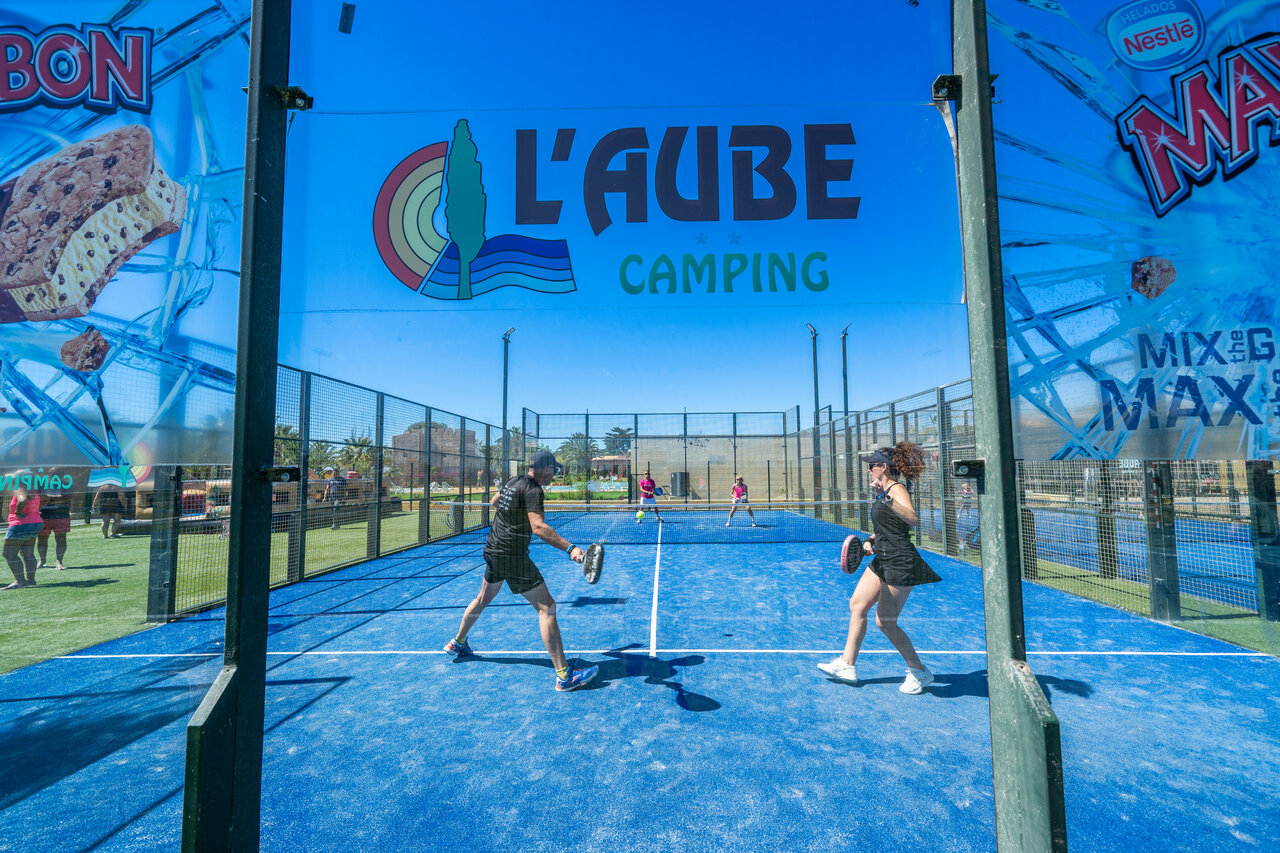 Spelers op blauw padelveld op camping CAPFUN Aube, Deltebre.