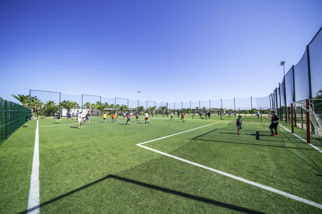 Voetbalwedstrijd op synthetisch multisportterrein op camping CAPFUN Aube in Deltebre, Tarragona.