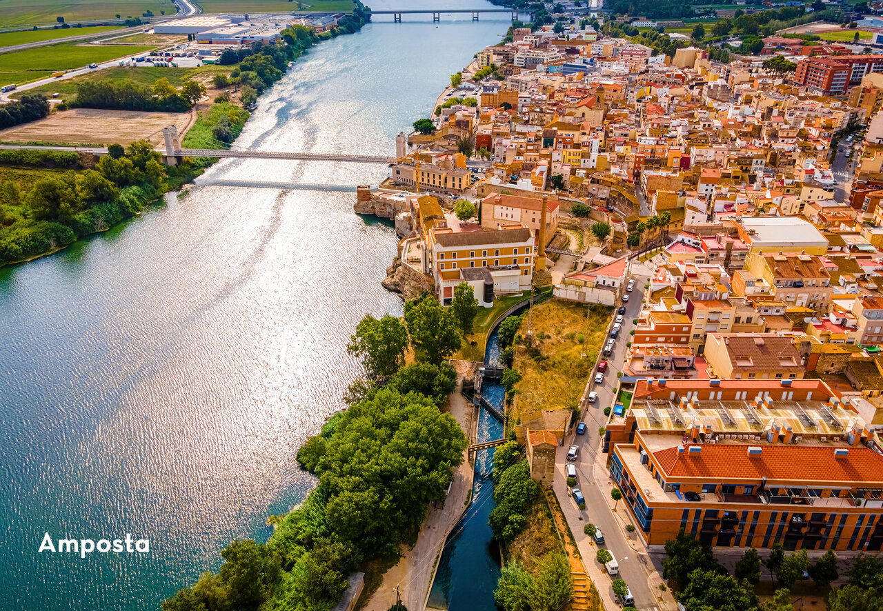 Luchtfoto van Amposta, kuststad met brug over de rivier Ebro, Tarragona.