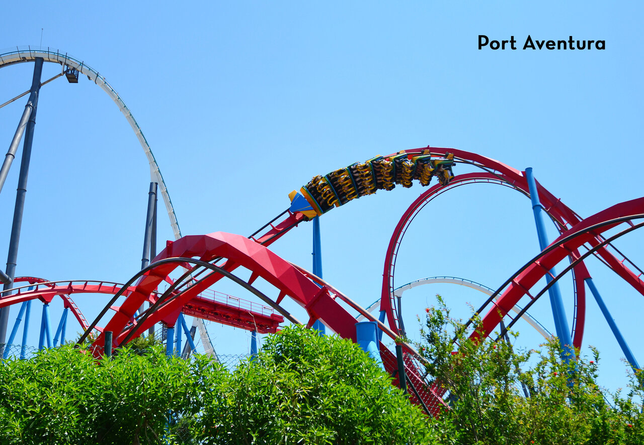 Spectaculaire achtbaan in Port Aventura, pretpark nabij Deltebre, Tarragona.
