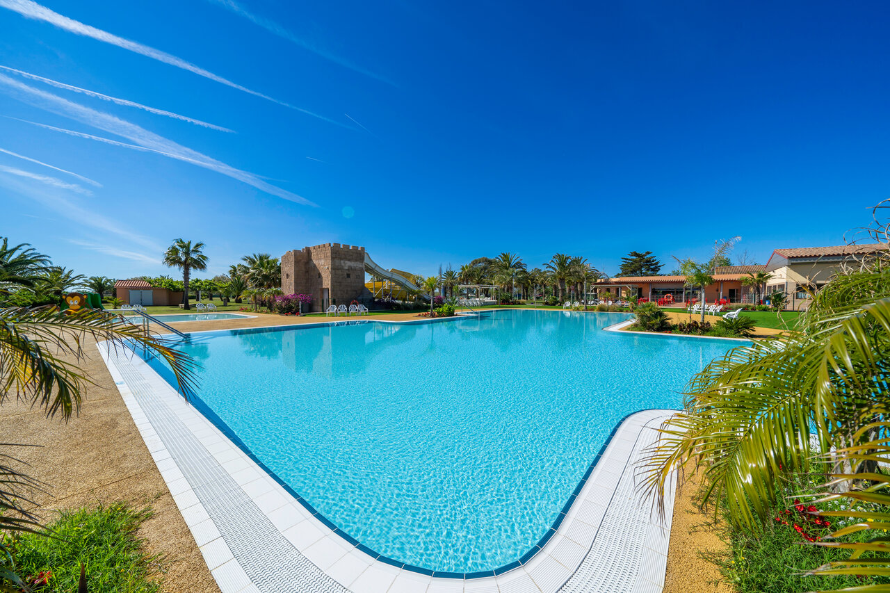 Buitenzwembad, waterglijbaan en kasteel bij CAPFUN Aube in Deltebre, Tarragona (43).