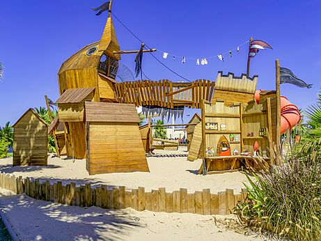 Grote houten speeltuin met piratenschip en glijbaan op camping CAPFUN Aube in Deltebre, Tarragona (43).