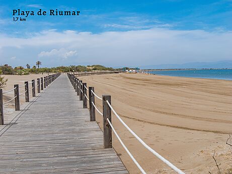 Lang zandstrand van Riumar met houten loopbrug in Deltebre, Tarragona.