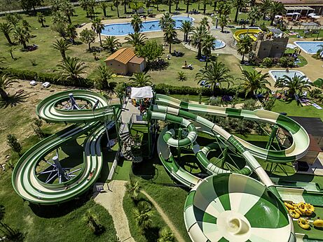 Waterglijbanen, zwembaden, luchtfoto op camping CAPFUN Aube in Deltebre, Tarragona.