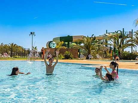 Buitenzwembad, spelende kinderen, glijbanen, op camping CAPFUN Aube in Deltebre, Tarragona.