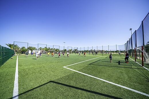 Voetbalveld met kinderen op camping CAPFUN Aube in Deltebre, Tarragona.