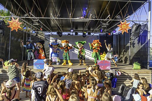 Animatieshow met mascottes en kinderen op camping CAPFUN Aube in Deltebre, Tarragona.