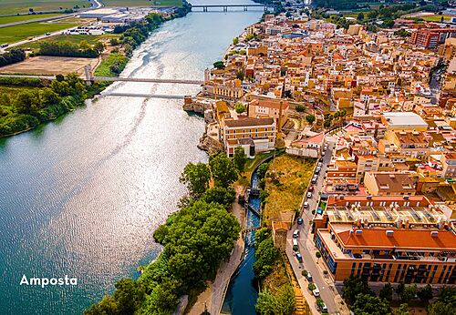 Luchtfoto van de stad Amposta en de rivier Ebro, Tarragona.
