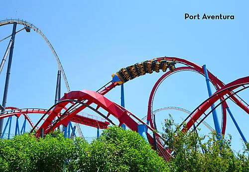 Spectaculaire achtbaan in Port Aventura, pretpark nabij Tarragona.