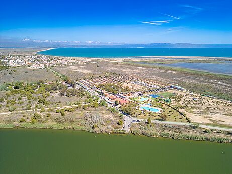 Luchtfoto van de camping met zwembaden en stacaravans op camping CAPFUN Aube in Deltebre, Tarragona.