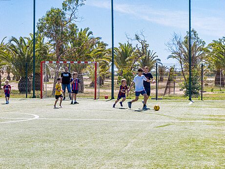 Voetbal op het multisportterrein van camping CAPFUN Aube in Deltebre, Tarragona.
