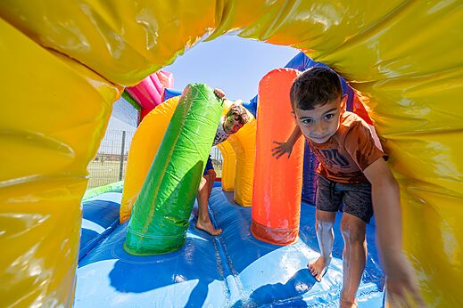 Kleurrijke opblaasbare spelen met kinderen, plezier op camping CAPFUN Aube in Deltebre, Tarragona.