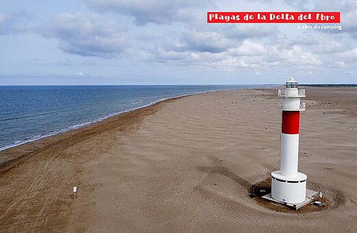 Vuurtoren en strand Ebro Delta, te bezoeken nabij de camping.