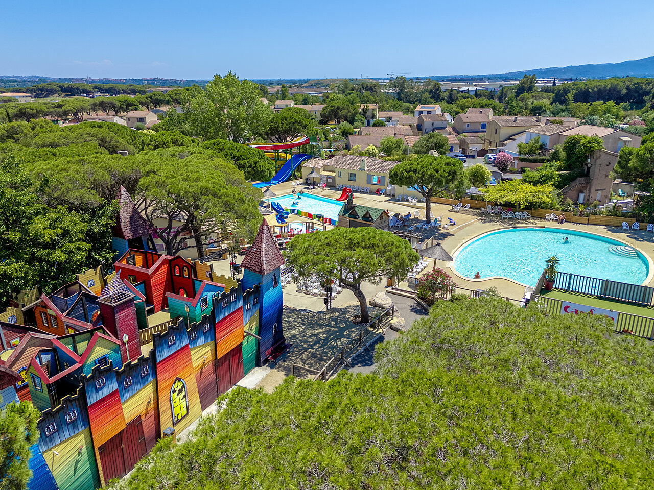 Waterpark en speelkasteel op camping CAPFUN Aubr�des in Puget sur Argens (83).