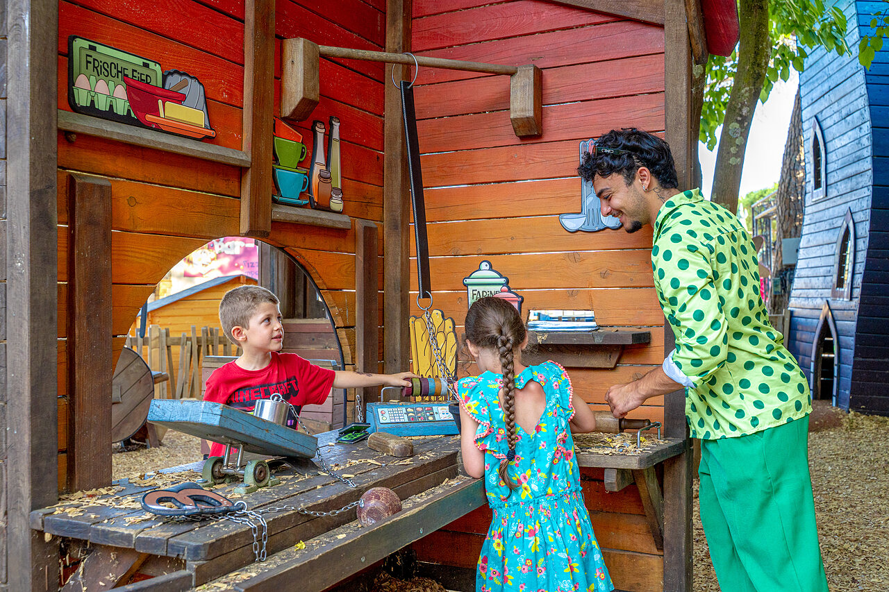 Houten speeltuin met kinderen en animator op camping CAPFUN Aubr�des in Puget sur Argens (83).