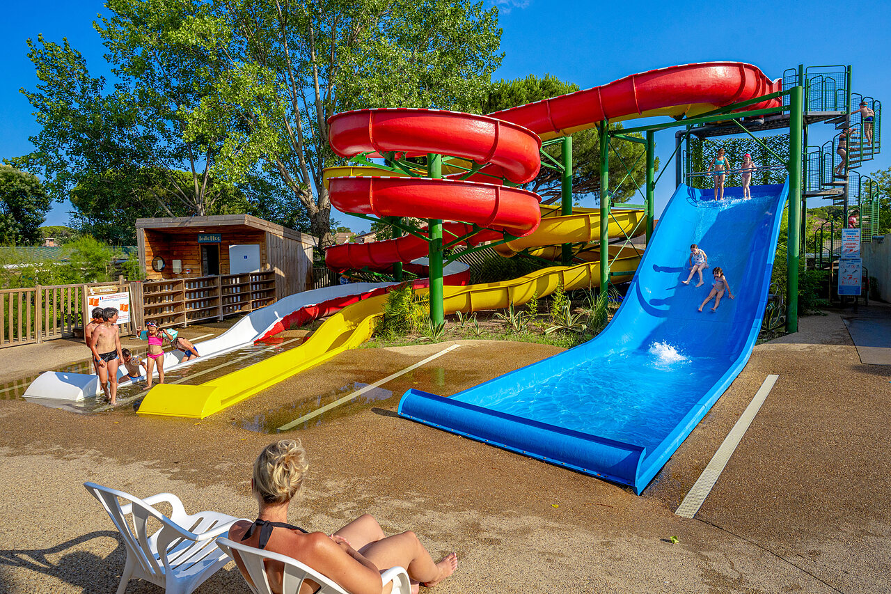Kleurrijke waterglijbanen en blije kinderen op camping CAPFUN Aubr�des in Puget sur Argens (83).