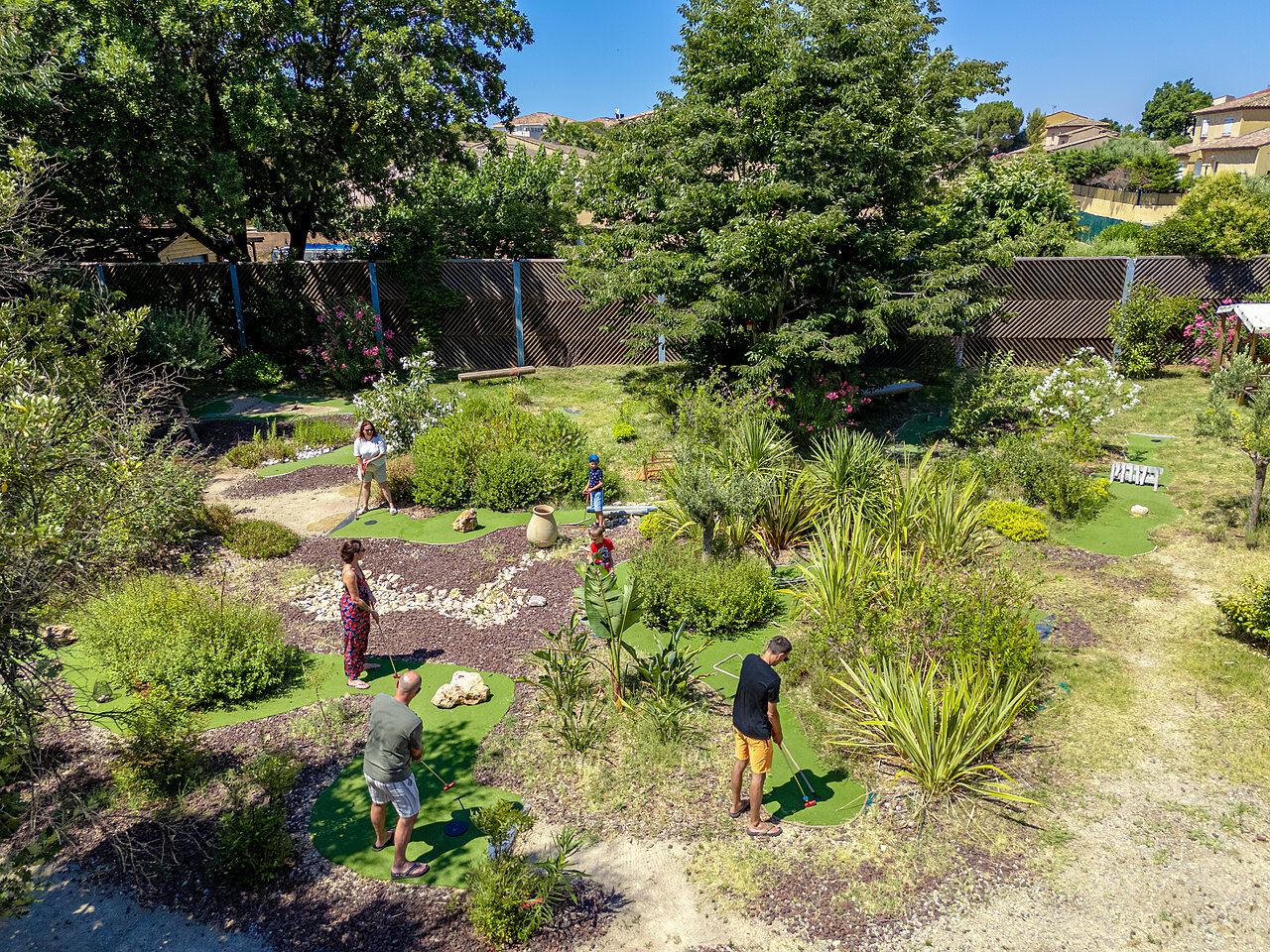 Aangelegde minigolfbaan met families spelend op camping CAPFUN Aubr�des in Puget sur Argens (83).