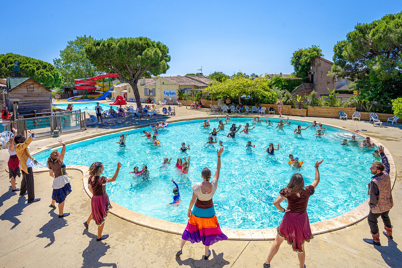 Wateranimatie en zwembad met glijbanen op camping CAPFUN Aubr�des in Puget sur Argens (83).