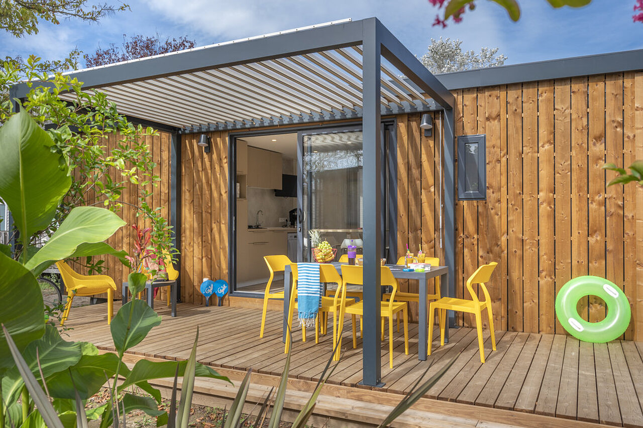 Ingericht terras van een stacaravan op camping CAPFUN Aubr�des in Puget sur Argens (83).