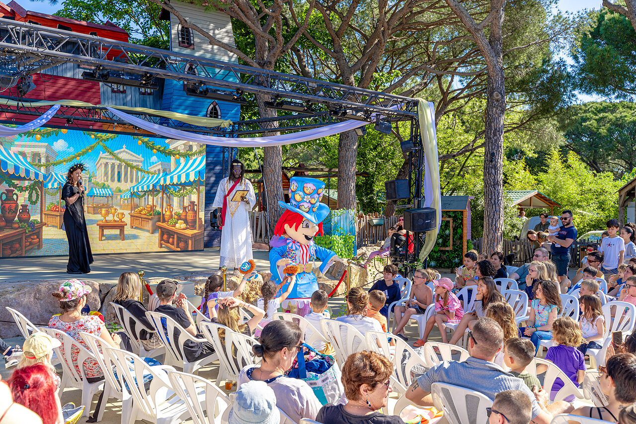 Animatieshow met mascotte en familiepubliek op camping CAPFUN Aubr�des in Puget sur Argens (83).