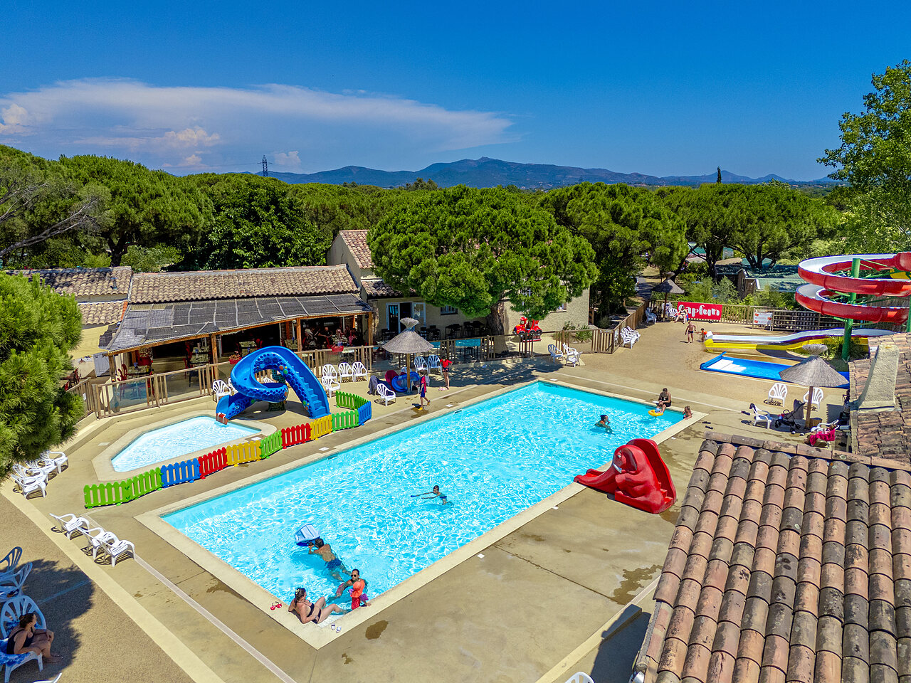 Buitenzwembad met waterglijbanen en kinderbad op camping CAPFUN Aubr�des in Puget sur Argens (83).